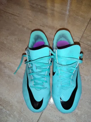 Botas de fútbol Nike y Kipsta