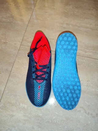 Botas de fútbol Nike y Kipsta