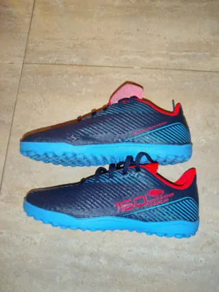 Botas de fútbol Nike y Kipsta