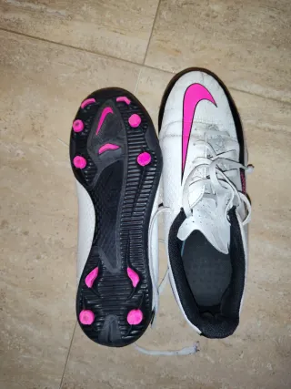 Botas de fútbol Nike y Kipsta