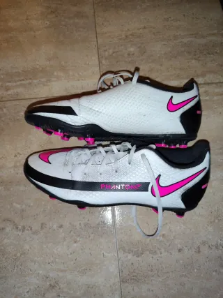 Botas de fútbol Nike y Kipsta