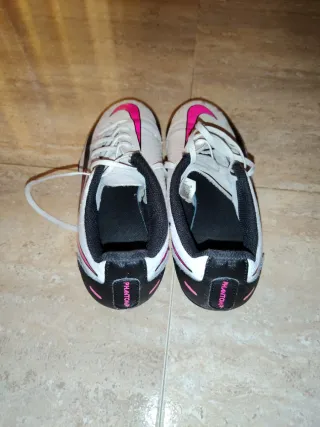 Botas de fútbol Nike y Kipsta