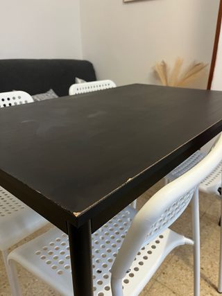 Mesa Negra y 4 Sillas Blancas Ikea
