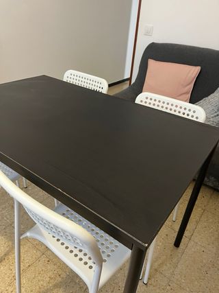 Mesa Negra y 4 Sillas Blancas Ikea