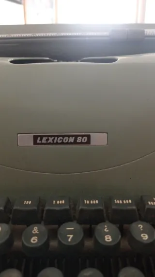 Máquina de escribir con mesa