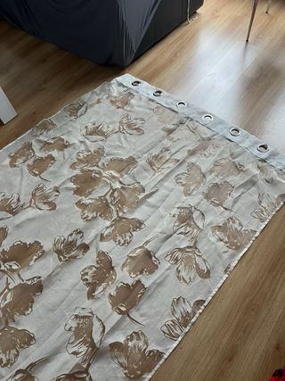 Cortinas blanco roto con estampado floral