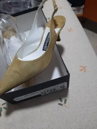 Zapato de tacón Botticelli dorado