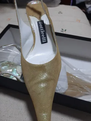 Zapato de tacón Botticelli dorado