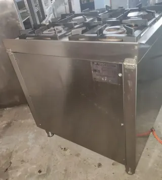 Cocina Industrial HR 4 fuegos con puertas