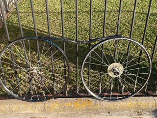Rueda y manillar de bicicleta
