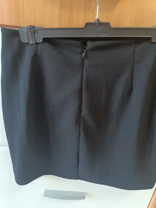 Falda negra con estampado floral