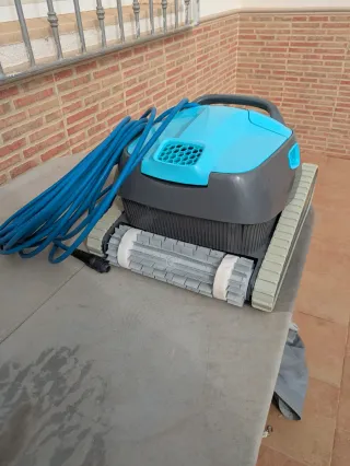 Limpiafondos automático gris y azul