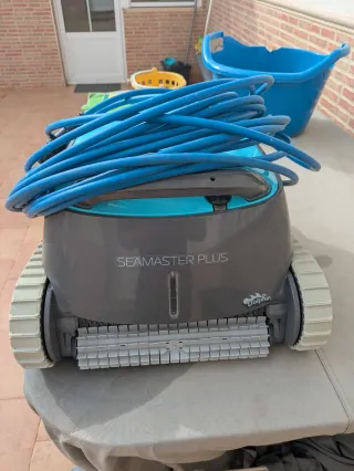 Limpiafondos automático gris y azul