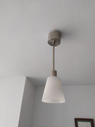 Lámpara de plástico y metal