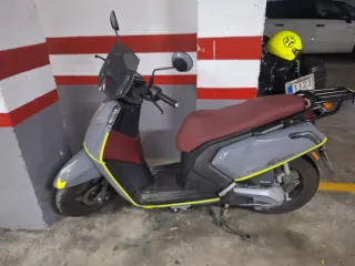 Moto Scooter 125cc Gris y Burdeos