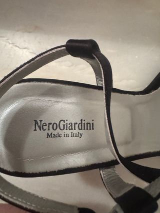 Zapatos de tacón negros con pedrería