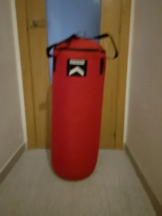 Saco de boxeo rojo colgante