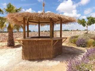 Pérgola de mimbre y metal