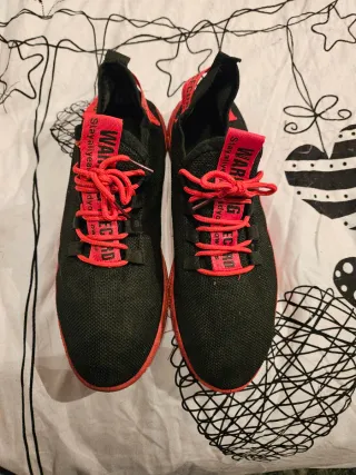 Zapatillas deportivas negras y rojas