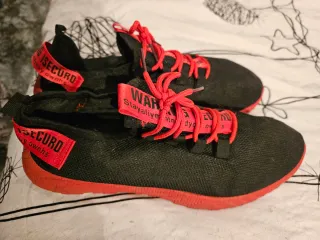 Zapatillas deportivas negras y rojas