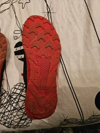 Zapatillas deportivas negras y rojas