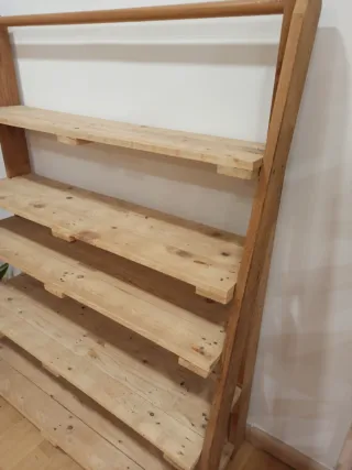Estantería de madera piramidal