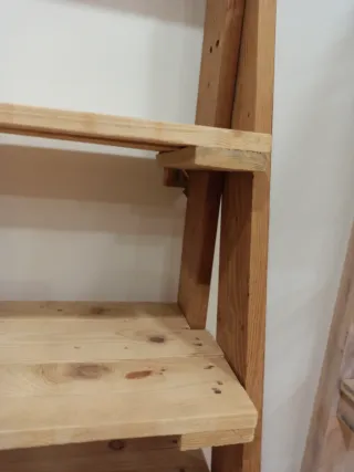 Estantería de madera piramidal