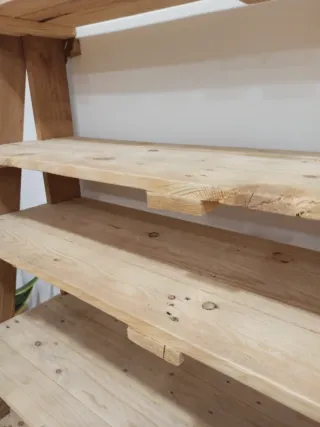 Estantería de madera piramidal