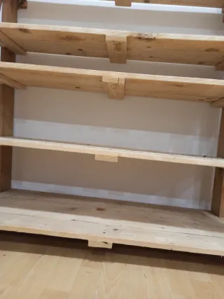 Estantería de madera piramidal