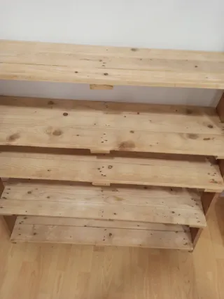 Estantería de madera piramidal