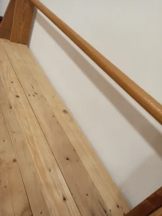 Estantería de madera piramidal