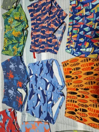 Lote bañadores niño estampados de 7 o 8 años