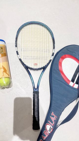 Raqueta de tenis Babolat con funda y pelotas