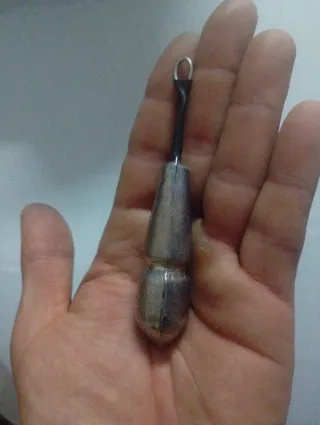 Plomos de pesca : 150 gramos y 135 gramos .