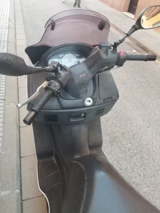 Suzuki Burgman 125 Scooter Negra y Blanca