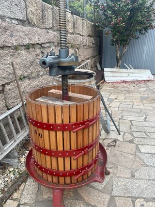 Prensa de madera para uvas