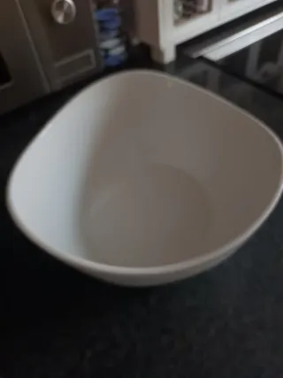 Fuente de porcelana blanca con diseño