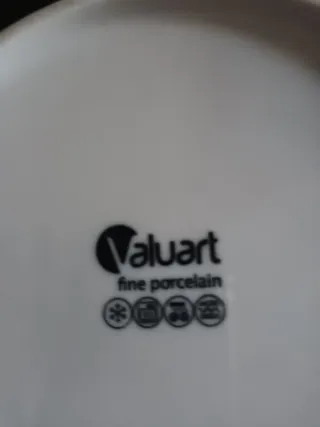 Fuente de porcelana blanca con diseño