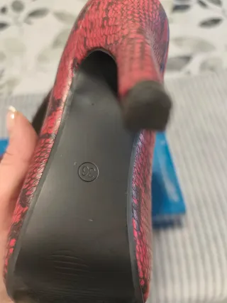 Zapatos de tacón serpiente rojos talla 36