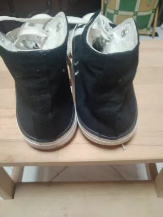 Zapatillas altas negras y blancas