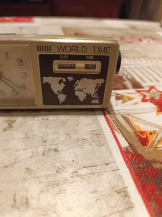 Reloj despertador vintage Citizen con hora mundial