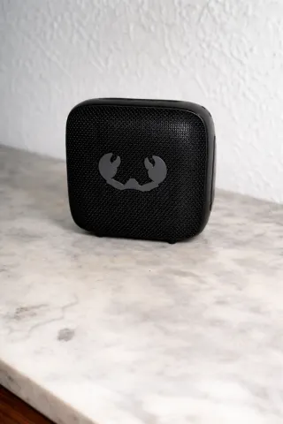 Mini altavoz portátil negro