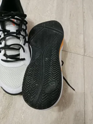 Zapatillas Asics Blancas y Negras PADEL