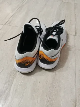 Zapatillas Asics Blancas y Negras PADEL