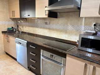 Cocina modular beige y negra