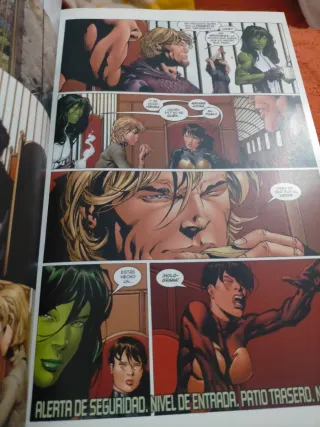 Vengadores Desunidos-Marvel Deluxe