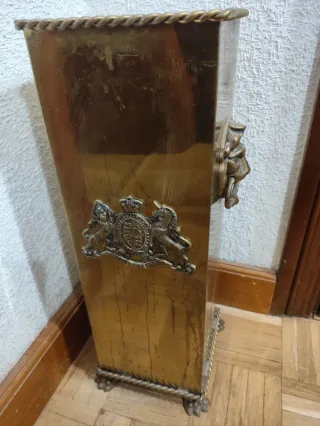 Paragüero vintage de metal dorado