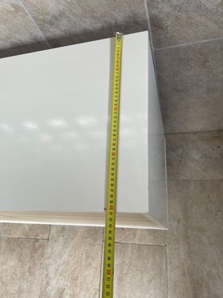 Mueble de salón blanco y madera