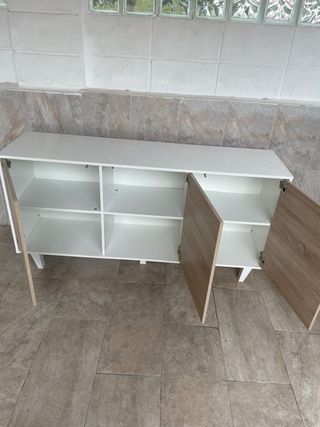 Mueble de salón blanco y madera