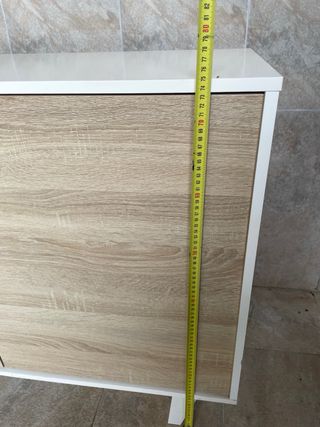 Mueble de salón blanco y madera